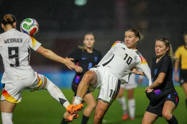 DEU, Fulda, Deutschland U 23 vs England U 23, Länderspielrunde, DFB, Saison 2526, Stadion der Stadt Fulda im Sportpark Johannisau, Gruppe A, 1. Spieltag im Bild v.l.n.r: Larissa Mühlhaus (Deutschland U23) DFB DFL REGULATIONS PROHIBIT ANY USE OF PHOTOGRAPHS AS IMAGE SEQUENCES AND OR QUASI-VIDEO, 23.10.2025 Copyright: HMBxMedia HendrikxHamelau