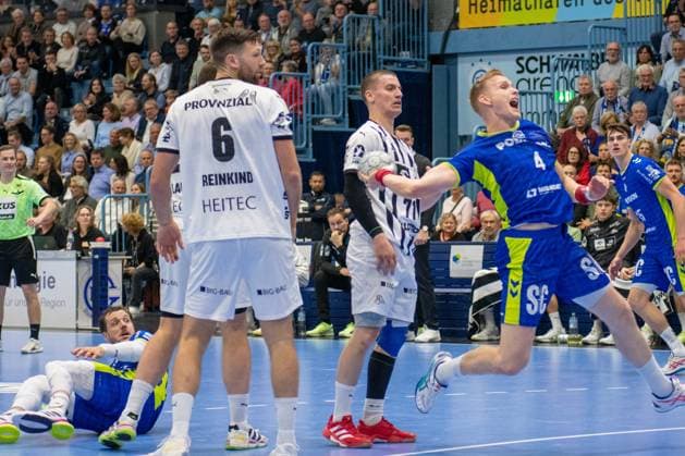 Ellidi Snaer Vidarsson, Kreislaeufer, (VfL Gummersbach 4), Harald Reinkind,Rueckraum (THW Kiel 6), Miro Schluroff, Rueckraum, (VfL Gummersbach 15), VfL Gummersbach vs. THW Kiel, Daikin Handball Bundesliga, Herren , 10. Spieltag, 23.10.2025 Gummersbach NRW Deutschland