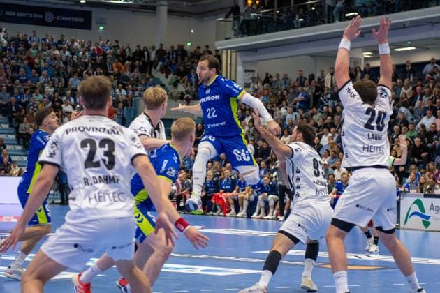 Kentin MahÃ , Rueckraum, (VfL Gummersbach 22), Lukas Laube, Kreislaeufer (THW Kiel 20), Rune Dahmke, Aussen (THW Kiel 23), VfL Gummersbach vs. THW Kiel, Daikin Handball Bundesliga, Herren , 10. Spieltag, 23.10.2025 Gummersbach NRW Deutschland