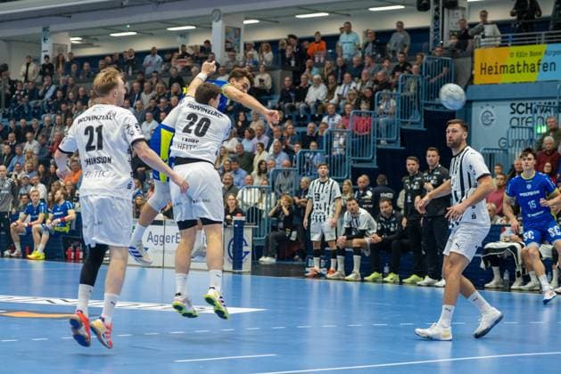 Julian Koester, Rueckraum, (VfL Gummersbach 7), Lukas Laube, Kreislaeufer (THW Kiel 20), Eric Johansson, Rueckraum (THW Kiel 21), VfL Gummersbach vs. THW Kiel, Daikin Handball Bundesliga, Herren , 10. Spieltag, 23.10.2025 Gummersbach NRW Deutschland
