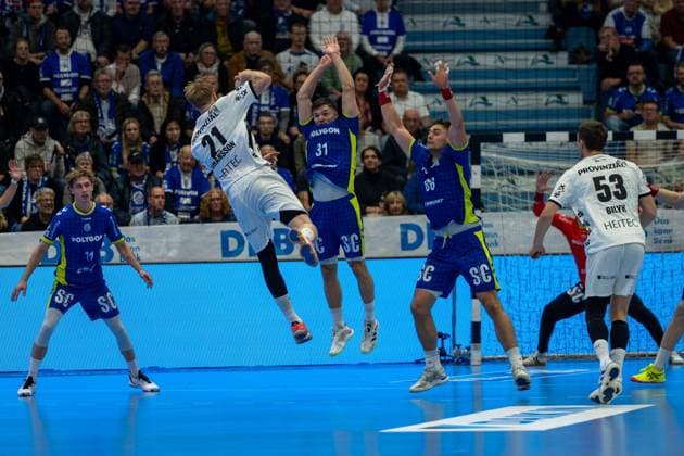 Kay Smits, Rueckraum, (VfL Gummersbach 31), Nikola Bilyk, Rueckraum (THW Kiel 53), Eric Johansson, Rueckraum (THW Kiel 21), VfL Gummersbach vs. THW Kiel, Daikin Handball Bundesliga, Herren , 10. Spieltag, 23.10.2025 Gummersbach NRW Deutschland