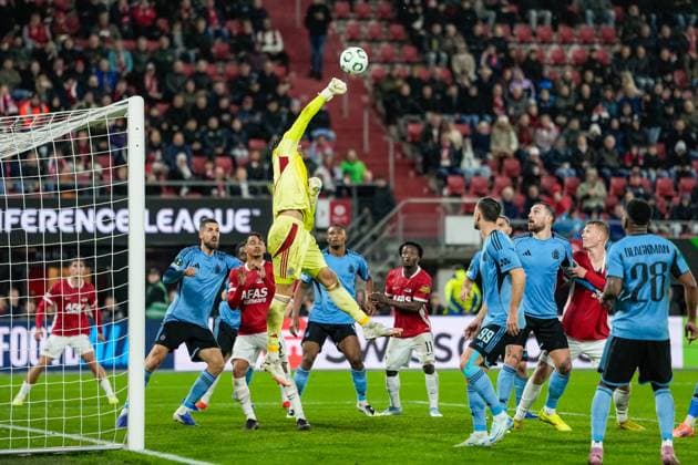 2025-10-23 AZ Alkmaar v Slovan Bratislava - UEFA Conference League 2025 26 League Phase MD2 ALKMAAR, NETHERLANDS - OCTOBER 23: Goalkeeper Dominik Takac of Slovan Bratislava saves a penalty during the UEFA Conference League 2025 26 League Phase MD2 match between AZ Alkmaar and Slovan Bratislava at AFAS Stadion on October 23, 2025 in Alkmaar, Netherlands. Alkmaar AFAS Stadion Netherlands Content not available for redistribution in The Netherlands directly or indirectly through any third parties. Copyright: xEdxvanxdexPolx
