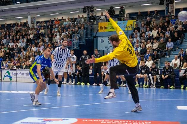 MiloÅ¡ VujoviÄ‡, Aussen, (VfL Gummersbach 6),Andreas Wolff, Torwart (THW Kiel 33), VfL Gummersbach vs. THW Kiel, Daikin Handball Bundesliga, Herren , 10. Spieltag, 23.10.2025 Gummersbach NRW Deutschland