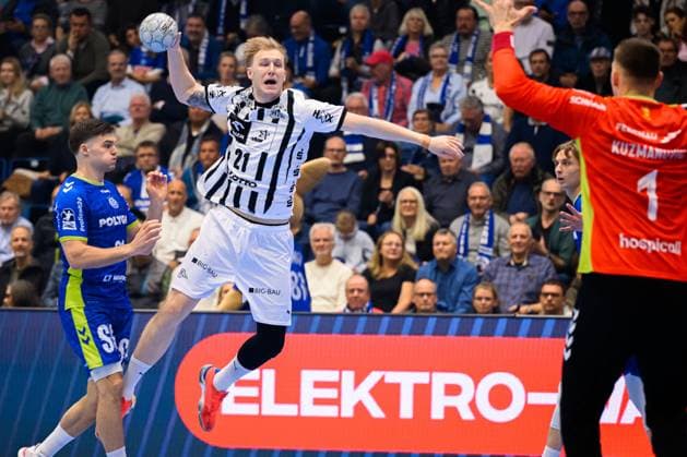 Gummersbach: HBL- 25 26 - VfL Gummersbach - THW Kiel Eric Johansson (THW Kiel), Torhueter Dominik Kuzmanovic (Gummersbach) Gummersbach Schwalbe Arena Deutschland
