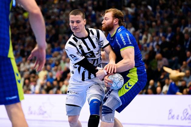 Gummersbach: HBL- 25 26 - VfL Gummersbach - THW Kiel v. li. im Zweikampf Elias Ellefsen a Skipagotu (THW Kiel) und Tom Kiesler (Gummersbach) Gummersbach Schwalbe Arena Deutschland