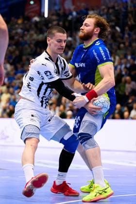 Gummersbach: HBL- 25 26 - VfL Gummersbach - THW Kiel v. li. im Zweikampf Elias Ellefsen a Skipagotu (THW Kiel) und Tom Kiesler (Gummersbach) Gummersbach Schwalbe Arena Deutschland