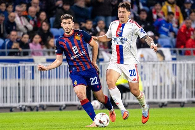 Lyon, France, October 23th 2025 LÃ o Leroy (22 Basel) battle for the ball against Martin Satriano (20 Lyon) during the Europa League football match between Olympique Lyon and FC Basel 1893 at OL Stadium in Lyon, France. Pascal von Büren (Pascal von Büren SPP) Copyright: xPascalxvonxBürenx xSPPx spp-en-PaVoBSp-PAVO_Lyon-19