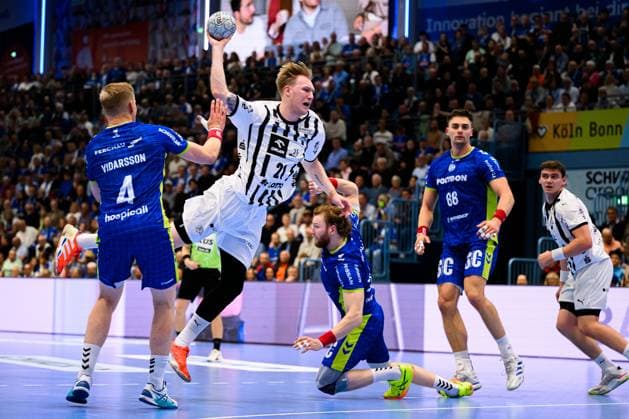 Gummersbach: HBL- 25 26 - VfL Gummersbach - THW Kiel v.li. Ellidi Snaer Vidarsson (Gummersbach), Eric Johansson (THW Kiel) Gummersbach Schwalbe Arena Deutschland