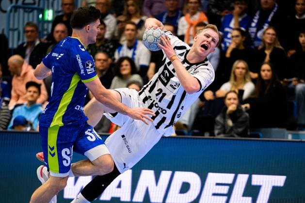 Gummersbach: HBL- 25 26 - VfL Gummersbach - THW Kiel v.li. Kay Smits (Gummersbach), Eric Johansson (THW Kiel) Gummersbach Schwalbe Arena Deutschland