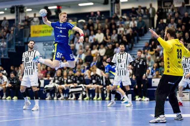 Daikin Handball Bundesliga VfL Gummersbach - THW Kiel; 23.10.2025 Ellidi Snaer Vidarsson (VfL Gummersbach, 4) im Wurf gegen Andreas Wolff (THW Kiel, 33) Daikin Handball Bundesliga: VfL Gummersbach - THW Kiel; Gummersbach, Schwalbe arena am 23.10.2025 Copyright: xBEAUTIFULxSPORTS Wunderlx