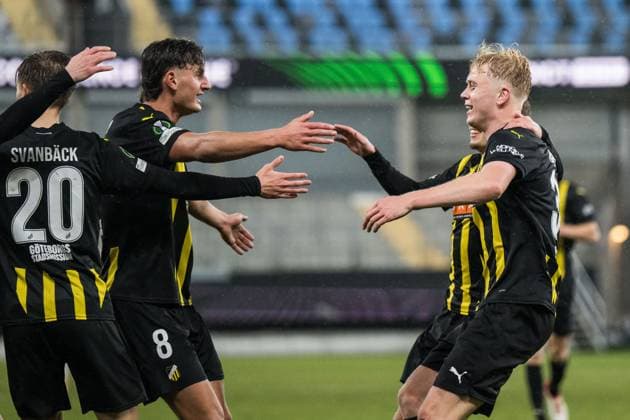 251023 Isak Brusberg of Häcken celebrates with Silas Andersen after 2-1 during the UEFA Conference League football match between Häcken and Rayo Vallecano on October 23, 2025 in Gothenburg. Photo: Mathias Bergeld BILDBYRAN kod MB MB1226 fotboll football soccer fotball uefa conference league conference league häcken rayo vallecano bbeng jubel Copyright: MATHIASxBERGELD BB251023MB044