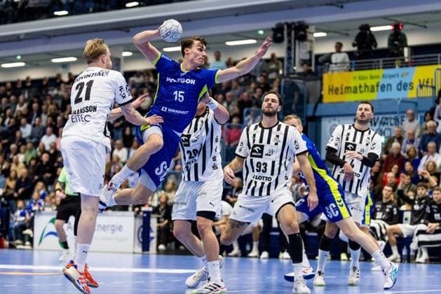 Daikin Handball Bundesliga VfL Gummersbach - THW Kiel; 23.10.2025 Eric Johansson (THW Kiel, 21), Miro Schluroff (VfL Gummersbach, 15) im Wurf Daikin Handball Bundesliga: VfL Gummersbach - THW Kiel; Gummersbach, Schwalbe arena am 23.10.2025 Copyright: xBEAUTIFULxSPORTS Wunderlx