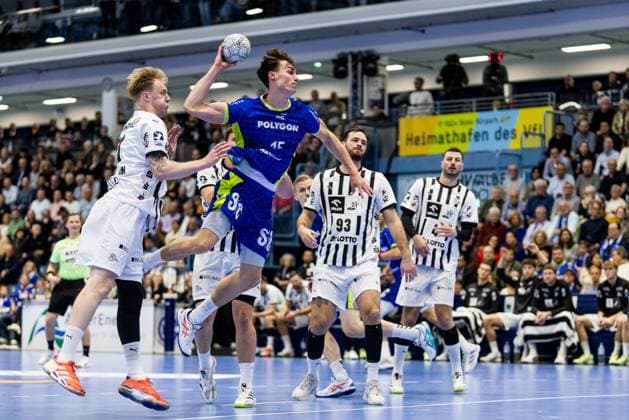 Daikin Handball Bundesliga VfL Gummersbach - THW Kiel; 23.10.2025 Eric Johansson (THW Kiel, 21), Miro Schluroff (VfL Gummersbach, 15) im Wurf Daikin Handball Bundesliga: VfL Gummersbach - THW Kiel; Gummersbach, Schwalbe arena am 23.10.2025 Copyright: xBEAUTIFULxSPORTS Wunderlx