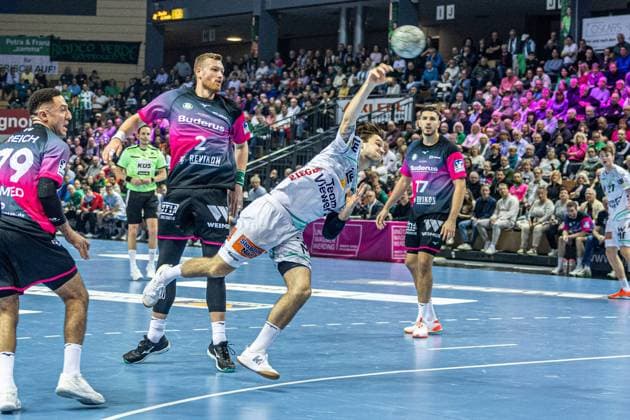 Ludvig Hallbaeck (Frisch Auf! Goeppingen, 20) setzt sich durch. Nikola Grahovac (HSG Wetzlar, 02), Noel Hoepfner (HSG Wetzlar, 17), Philipp Ahouansou (HSG Wetzlar, 19) GER, HSG Wetzlar vs FRISCH AUF! Goeppingen, Handball, 1. Bundesliga Herren, 10. Spieltag, Spielzeit 2025 2026, 23.10.2025 GER, HSG Wetzlar vs FRISCH AUF! Goeppingen, Handball, 1. Bundesliga Herren, 10. Spieltag, Spielzeit 2025 2026, 23.10.2025 Wetzlar Copyright: xEibner-Pressefoto GerhardxWingenx EP_GWR