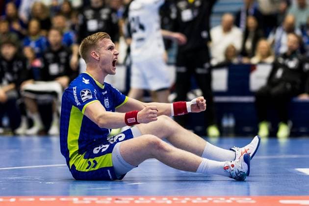 Daikin Handball Bundesliga VfL Gummersbach - THW Kiel; 23.10.2025 Ellidi Snaer Vidarsson (VfL Gummersbach, 4) jubelt auf dem Boden sitzend Daikin Handball Bundesliga: VfL Gummersbach - THW Kiel; Gummersbach, Schwalbe arena am 23.10.2025 Copyright: xBEAUTIFULxSPORTS Wunderlx