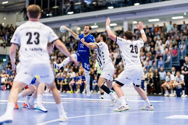 Daikin Handball Bundesliga VfL Gummersbach - THW Kiel; 23.10.2025 Kentin Mahe (VfL Gummersbach, 22) am Ball, Veron Nacinovic (THW Kiel, 93) Daikin Handball Bundesliga: VfL Gummersbach - THW Kiel; Gummersbach, Schwalbe arena am 23.10.2025 Copyright: xBEAUTIFULxSPORTS Wunderlx