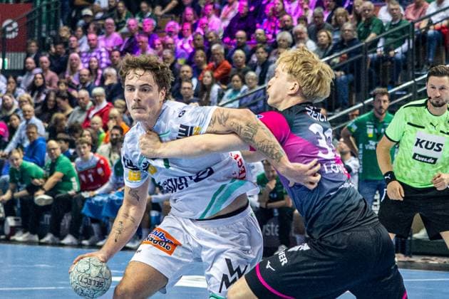 Victor Kloeve (Frisch Auf! Goeppingen, 07) setzt sich durch gegen Georg Loewen (HSG Wetzlar, 33) GER, HSG Wetzlar vs FRISCH AUF! Goeppingen, Handball, 1. Bundesliga Herren, 10. Spieltag, Spielzeit 2025 2026, 23.10.2025 GER, HSG Wetzlar vs FRISCH AUF! Goeppingen, Handball, 1. Bundesliga Herren, 10. Spieltag, Spielzeit 2025 2026, 23.10.2025 Wetzlar Copyright: xEibner-Pressefoto GerhardxWingenx EP_GWR