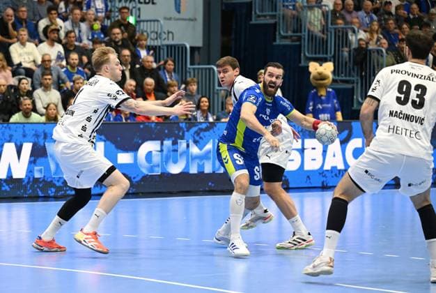 Teitur Einarsson (VfL Gummersbach 14) gegen Lukas Laube (THW Kiel 20) und Eric Johansson (THW Kiel, 21) GER, VfL Gummersbach vs. THW Kiel, Handball, Daikin 1. Bundesliga, 10. Spieltag, Spielzeit 2025-2026, Schwalbe Arena Gummersbach, 23.10.2025 GER, VfL Gummersbach vs. THW Kiel, Handball, Daikin 1. Bundesliga, 10. Spieltag, Spielzeit 2025-2026, 23.10.2025 Gummersbach Copyright: xEibner-Pressefoto JuergenxAugstx EP_JAT