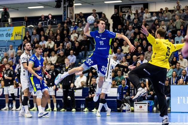 Daikin Handball Bundesliga VfL Gummersbach - THW Kiel; 23.10.2025 Miro Schluroff (VfL Gummersbach, 15) im Wurf gegen Andreas Wolff (THW Kiel, 33) Daikin Handball Bundesliga: VfL Gummersbach - THW Kiel; Gummersbach, Schwalbe arena am 23.10.2025 Copyright: xBEAUTIFULxSPORTS Wunderlx