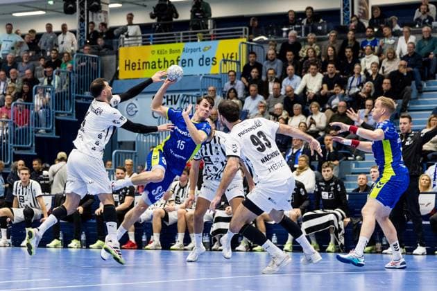 Daikin Handball Bundesliga VfL Gummersbach - THW Kiel; 23.10.2025 Domagoj Duvnjak (THW Kiel, 4), Miro Schluroff (VfL Gummersbach, 15) am Ball Daikin Handball Bundesliga: VfL Gummersbach - THW Kiel; Gummersbach, Schwalbe arena am 23.10.2025 Copyright: xBEAUTIFULxSPORTS Wunderlx