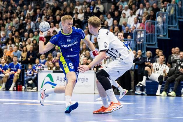 Daikin Handball Bundesliga VfL Gummersbach - THW Kiel; 23.10.2025 Ellidi Snaer Vidarsson (VfL Gummersbach, 4) am Ball, Eric Johansson (THW Kiel, 21) Daikin Handball Bundesliga: VfL Gummersbach - THW Kiel; Gummersbach, Schwalbe arena am 23.10.2025 Copyright: xBEAUTIFULxSPORTS Wunderlx