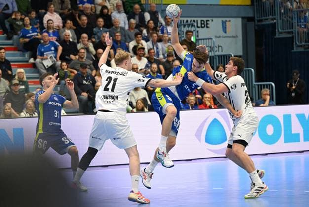 Miro Schluroff (VfL Gummersbach 15) gegen Eric Johansson (THW Kiel, 21) und Lukas Laube (THW Kiel 20) GER, VfL Gummersbach vs. THW Kiel, Handball, Daikin 1. Bundesliga, 10. Spieltag, Spielzeit 2025-2026, Schwalbe Arena Gummersbach, 23.10.2025 GER, VfL Gummersbach vs. THW Kiel, Handball, Daikin 1. Bundesliga, 10. Spieltag, Spielzeit 2025-2026, 23.10.2025 Gummersbach Copyright: xEibner-Pressefoto JuergenxAugstx EP_JAT