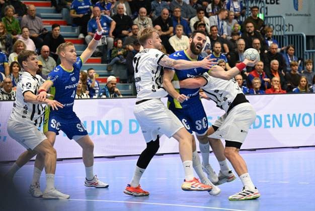 Teitur Einarsson (VfL Gummersbach 14) gegen Eric Johansson (THW Kiel, 21) und Lukas Laube (THW Kiel 20) GER, VfL Gummersbach vs. THW Kiel, Handball, Daikin 1. Bundesliga, 10. Spieltag, Spielzeit 2025-2026, Schwalbe Arena Gummersbach, 23.10.2025 GER, VfL Gummersbach vs. THW Kiel, Handball, Daikin 1. Bundesliga, 10. Spieltag, Spielzeit 2025-2026, 23.10.2025 Gummersbach Copyright: xEibner-Pressefoto JuergenxAugstx EP_JAT