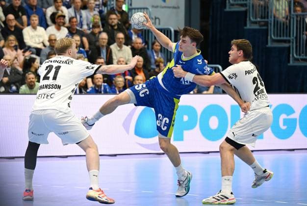 Miro Schluroff (VfL Gummersbach 15) gegen Eric Johansson (THW Kiel, 21) und Lukas Laube (THW Kiel 20) GER, VfL Gummersbach vs. THW Kiel, Handball, Daikin 1. Bundesliga, 10. Spieltag, Spielzeit 2025-2026, Schwalbe Arena Gummersbach, 23.10.2025 GER, VfL Gummersbach vs. THW Kiel, Handball, Daikin 1. Bundesliga, 10. Spieltag, Spielzeit 2025-2026, 23.10.2025 Gummersbach Copyright: xEibner-Pressefoto JuergenxAugstx EP_JAT