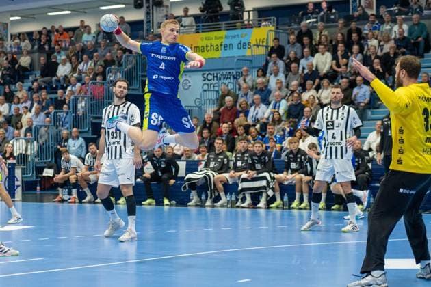 Ellidi Snaer Vidarsson, Kreislaeufer, (VfL Gummersbach 4), Andreas Wolff, Torwart (THW Kiel 33), VfL Gummersbach vs. THW Kiel, Daikin Handball Bundesliga, Herren , 10. Spieltag, 23.10.2025 Gummersbach NRW Deutschland