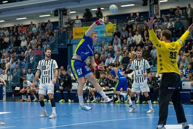 Ellidi Snaer Vidarsson, Kreislaeufer, (VfL Gummersbach 4), Andreas Wolff, Torwart (THW Kiel 33), VfL Gummersbach vs. THW Kiel, Daikin Handball Bundesliga, Herren , 10. Spieltag, 23.10.2025 Gummersbach NRW Deutschland