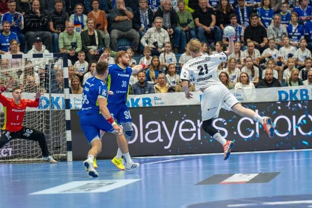 Dominik KuzmanoviÄ‡, Torwart, (VfL Gummersbach 1), Eric Johansson, Rueckraum (THW Kiel 21), VfL Gummersbach vs. THW Kiel, Daikin Handball Bundesliga, Herren , 10. Spieltag, 23.10.2025 Gummersbach NRW Deutschland