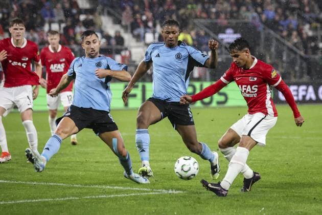ALKMAAR - (l-r) Rahim Ibrahim of Slovan Bratislava and Weslley Patati of AZ Alkmaar during the UEFA Conference League match between AZ Alkmaar and Slovan Bratislava at the AFAS Stadium on October 23, 2025, in Alkmaar, Netherlands. ANP BART STOUTJESDIJK UEFA Conference League 2025-2026 xVIxANPxSportx xxANPxIVx 540076664 originalFilename: 540076664.jpg
