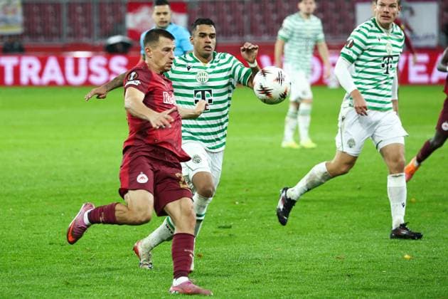 SOCCER - UEFA EL, RBS vs Ferencvaros SALZBURG,AUSTRIA,23.OCT.25 - SOCCER - UEFA Europa League, Red Bull Salzburg vs Ferencvaros Budapest. Image shows Stefan Lainer (RBS) and Cadu (Budapest).  GEPAxpictures xDavidxGeieregger