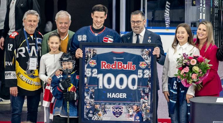 Patrick Hager (EHC Red Bull Muenchen, 52) bei seiner Ehrung zum 1000. DEL-Spiel mit seiner Familie und Christian Winkler (Managing Director Sports, EHC Red Bull Muenchen) GER, EHC Red Bull Muenchen vs. Eisbaeren Berlin, Eishockey, DEL, 13. Spieltag, Saison 2025 2026, 23.10.2025. GER, EHC Red Bull Muenchen vs. Eisbaeren Berlin, Eishockey, DEL, 13. Spieltag, Saison 2025 2026, 23.10.2025. Muenchen *** Patrick Hager EHC Red Bull Muenchen, 52 at his honor for the 1000th DEL game with his family and Christian Winkler Managing Director Sports, EHC Red Bull Muenchen GER, EHC Red Bull Muenchen vs Eisbaeren Berlin, Ice Hockey, DEL, Matchday 13, Season 2025 2026, 23 10 2025 GER, EHC Red Bull Muenchen vs Eisbaeren Berlin, Ice Hockey, DEL, Matchday 13, Season 2025 2026, 23 10 2025 Muenchen Copyright: xEibner-Pressefoto HeikexFeinerx EP_HFR