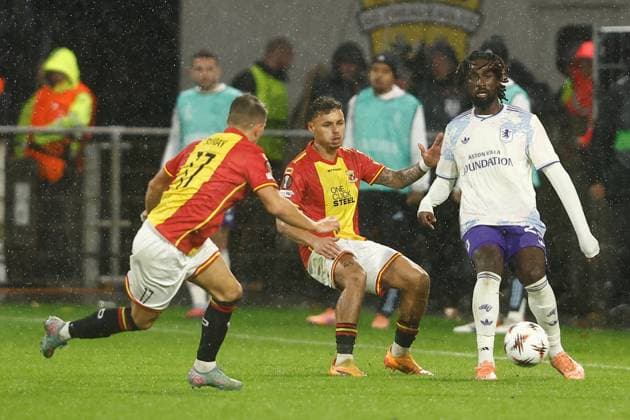 DEVENTER , 23-10-2025 , Stadium De Adelaarshorst , season 2025 2026 , UEFA Europa League League phase . match between Go Ahead Eagles and Aston Villa, Picture shows Aston Villa player Evann Guessand and GA Eagles player Dean James Go Ahead Eagles - Aston Villa  x31654661x Copyright: