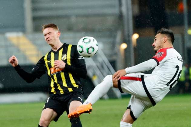 GÖTEBORG, SVERIGE 20251023 Häckens Julius Lindberg mot Rayo Vallecanos Alvaro Garcia under fotbollsmatchen i Conference League mellan BK Häcken och Rayo Vallecano pa Gamla Ullevi i Göteborg, Sverige 23 oktober 2025. GÖTEBORG SVERIGE x9200x