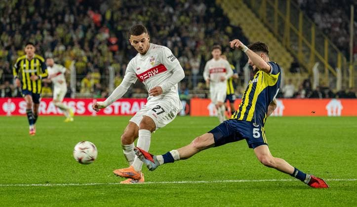 Istanbul , Europa League Fenerbahce Istanbul vs. VfB Stuttgart , von links: Badredine Bouanani ( VfB ) Ismail Yüksek ( Istanbul )