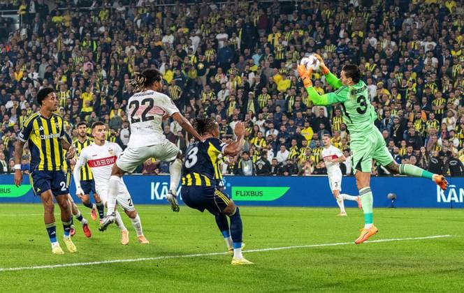 Istanbul , Europa League Fenerbahce Istanbul vs. VfB Stuttgart , von links: Lorenz Assignon ( VfB ) Archie Brown ( Istanbul ) Ederson ( Istanbul )
