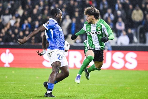 Genk s Ken Nkuba and 10? Real Betis s Ez? Abde pictured in action during a soccer game between Belgian soccer team KRC Genk and Spanish club Real Betis Balompie, on Thursday 23 October 2025, in Genk, third game (out of 8) in the league phase of the UEFA Europa League competition. TOM GOYVAERTS TomxGoyvaerts  x137728555x
