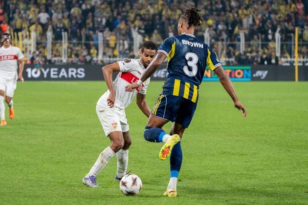 Lorenz Assignon (VfB Stuttgart, 22) im Duell mit Archie Brown (Fenerbahce Istanbul, 03), TUR, Fenerbahce Istanbul vs. VfB Stuttgart, Fussball, UEFA Europa League, Spieltag 3, Spielzeit 2025 2026, 23.10.2025, TUR, Fenerbahce Istanbul vs. VfB Stuttgart, Fussball, UEFA Europa League, Spieltag 3, Spielzeit 2025 2026, 23.10.2025, Istanbul Copyright: xEibner-Pressefoto EdwardxCheungx EP_ECG