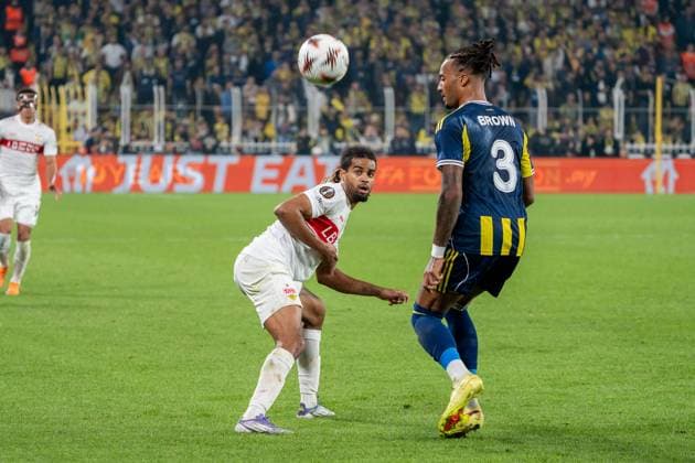 Lorenz Assignon (VfB Stuttgart, 22) im Duell mit Archie Brown (Fenerbahce Istanbul, 03), TUR, Fenerbahce Istanbul vs. VfB Stuttgart, Fussball, UEFA Europa League, Spieltag 3, Spielzeit 2025 2026, 23.10.2025, TUR, Fenerbahce Istanbul vs. VfB Stuttgart, Fussball, UEFA Europa League, Spieltag 3, Spielzeit 2025 2026, 23.10.2025, Istanbul Copyright: xEibner-Pressefoto EdwardxCheungx EP_ECG