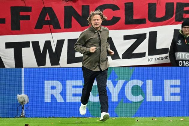 23.10.2025, xsltx, Fussball UEFA Conference League, FSV Mainz 05 - HSK Zrinjski Mostar v.l. Trainer Bo Henriksen (FSV Mainz 05) (DFL DFB REGULATIONS PROHIBIT ANY USE OF PHOTOGRAPHS as IMAGE SEQUENCES and or QUASI-VIDEO) Mainz