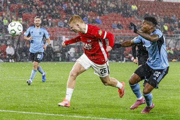 ALKMAAR , 23-10-2025 , AFAS Stadium , season 2025 2026 , UEFA Conference League football , League phase matchday 2 , match between AZ and SK Slovan Bratislava , picture shows AZ player Kees Smit and SK Slovan Bratislava player Cesar Blackman AZ - Slovan Bratislava  x31654703x Copyright: