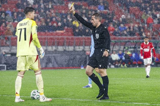 ALKMAAR , 23-10-2025 , AFAS Stadium , season 2025 2026 , UEFA Conference League football , League phase matchday 2 , match between AZ and SK Slovan Bratislava , picture shows referee Tobias Stieler give a yellow card too SK Slovan Bratislava goalkeeper Dominik Takac AZ - Slovan Bratislava  x31654716x Copyright: