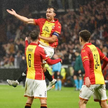 DEVENTER , 23-10-2025 , Stadium De Adelaarshorst , season 2025 2026 , UEFA Europa League League phase . match between Go Ahead Eagles and Aston Villa, Picture shows GA Eagles player Mats Deijl scores the 2-1 Go Ahead Eagles - Aston Villa  x31654733x Copyright: