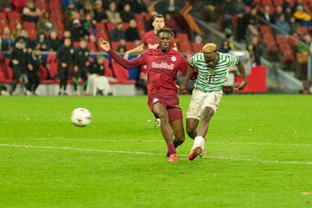 Salzburg, Österreich 23. Oktober 2025: Europa League - 2025 2026 - RB Salzburg vs. Frencvaros Budapest Im Bild: v.li. Joane Gadou (RB), Bamidele Yusuf (TC), der hier das 1:3 erzielt Red Bull Arena