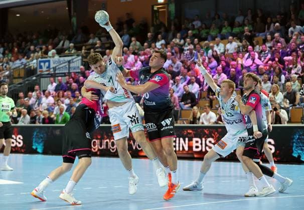 23.10.2025, xovx, Handball Daikin Handball Bundesliga, HSG Wetzlar - FRISCH AUF! Göppingen v.l. Georg Löwen (HSG Wetzlar), David Schmidt (Frisch Auf! Göppingen), Josip Simic (HSG Wetzlar), Ymir Örn Gislason (Frisch Auf! Göppingen), Niklas Theiß (HSG Wetzlar) Wetzlar Buderus-Arena Hessen Deutschland (DE)