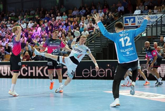 23.10.2025, xovx, Handball Daikin Handball Bundesliga, HSG Wetzlar - FRISCH AUF! Göppingen v.l. Georg Löwen (HSG Wetzlar), Josip Simic (HSG Wetzlar), Ymir Örn Gislason (Frisch Auf! Göppingen), Anadin Suljakovic (HSG Wetzlar), Cyrill Akakpo (HSG Wetzlar) Wetzlar Buderus-Arena Hessen Deutschland (DE)