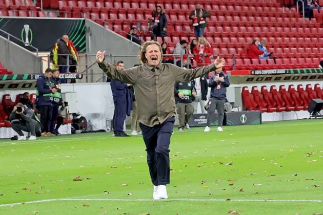 Mainz, Deutschland 23. Oktober 2025: Conference League - 2025 2026 - FSV Mainz 05 vs. Zrinjski Mostar Im Bild: Trainer Bo Henriksen (Mainz) rockt bereits eine Stunde vor Spielbeginn das Stadion und feuert die Fans an. Mewa Arena Rheinland - Pfalz Copyright: xFotostandx xRacochax
