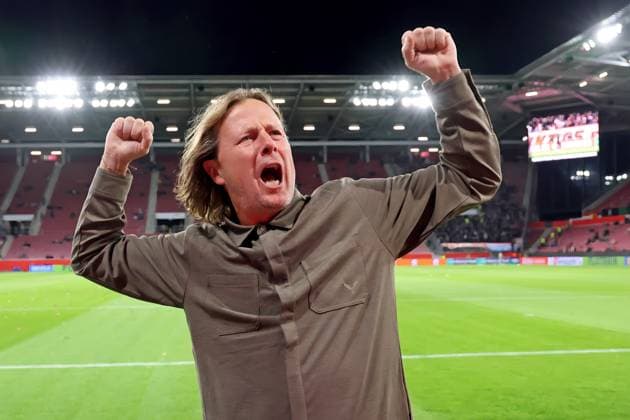 Mainz, Deutschland 23. Oktober 2025: Conference League - 2025 2026 - FSV Mainz 05 vs. Zrinjski Mostar Im Bild: Trainer Bo Henriksen (Mainz) rockt bereits eine Stunde vor Spielbeginn das Stadion und feuert die Fans an. Mewa Arena Rheinland - Pfalz Copyright: xFotostandx xRacochax